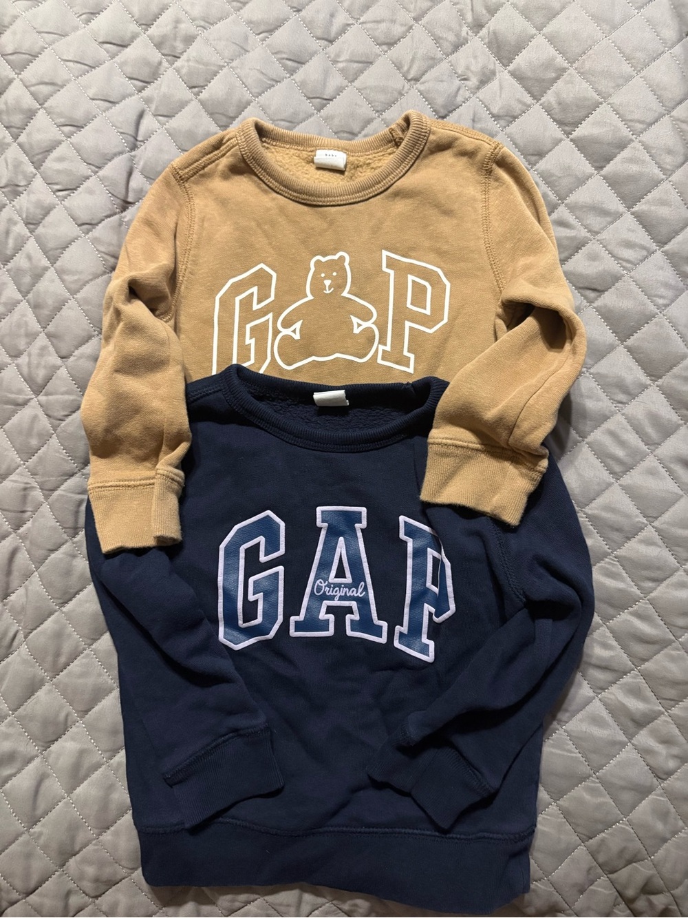 4 GAP Kids Sweatshirts in Navy, red, green and Tan with Logo size 2T